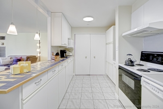 Unit 1015- 1320 Mississauga Vly Blvd, Mississauga, ON L5A 3R8, Canada, ,  