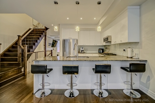 Unit 7-2 Church St, Maple, ON L6A 5A8, Canada, ,  
