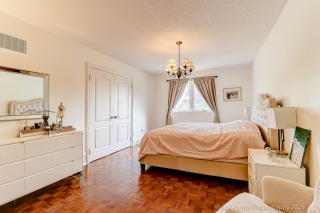 22 Chip Ct, Richmond Hill, ON L4C 9G4, Canada, ,  