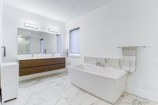 119 High St W, Mississauga, ON L5H 1K4, Canada, ,  