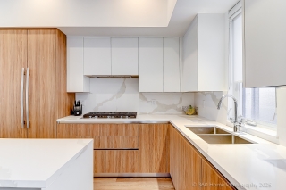 119 High St W, Mississauga, ON L5H 1K4, Canada, ,  