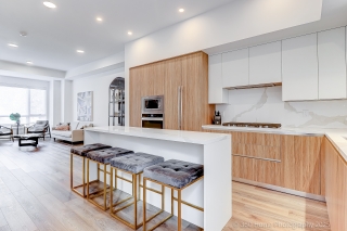 119 High St W, Mississauga, ON L5H 1K4, Canada, ,  