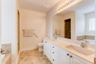 1045 Bob Scott Ct, Newmarket, ON L3X 3L5, Canada, ,  